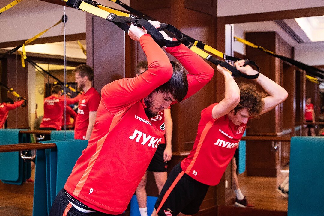 Комплекс упражнений утренней гимнастики 3 класс по физкультуре. Упражнение. Парень в спортзале. Качественная тренировка. Комплекс упражнений для общего физического развития.