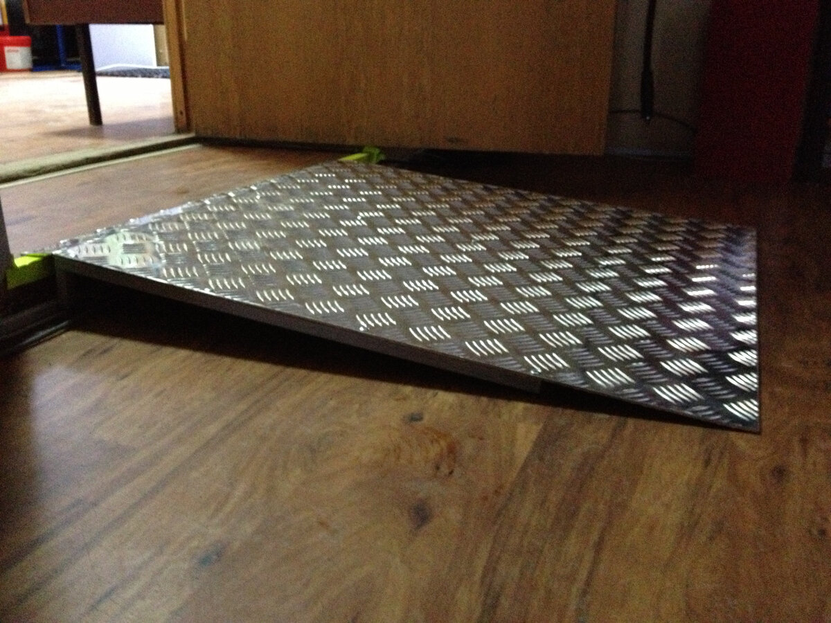 Металлический пороговый пандус