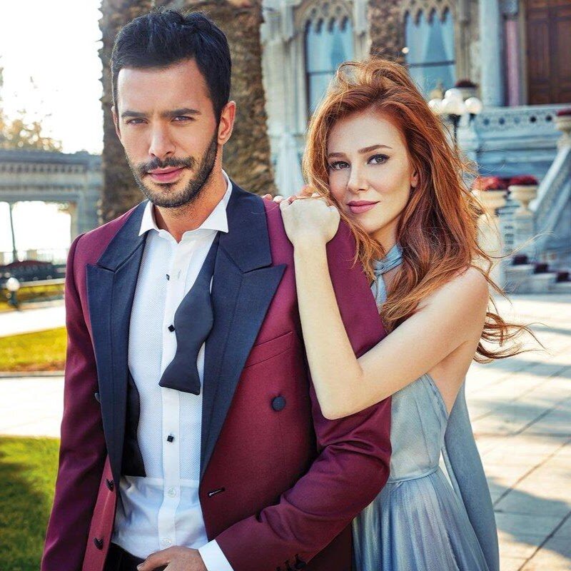 Омер (Барыш Ардуч) и Дефне (Эльчин Сангу).