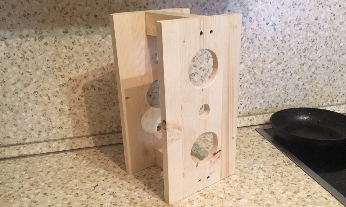 Вот так выглядит стойка, если её не обрабатывать красками или морилками.