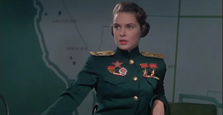 Советская женщина-офицер глазами американцев. Кадр из фильма "Пилот реактивного самолета". 