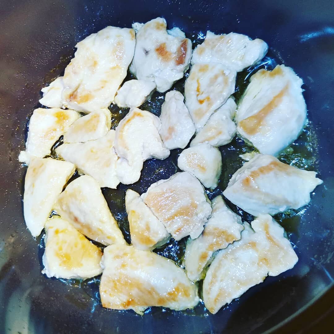 Куски разделанного кролика (либо филе) обжарить до золотистой корочки на сливочном масле. 