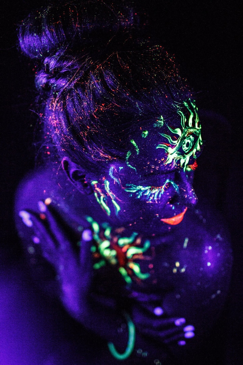 «Сегодня снился абсолютный бред!» 😣

Так думала я некоторое время назад, когда проснувшись, вспоминала волнующее сновидение. 
 Сегодня же подобные сны записываю 
в подробностях. В первую очередь описываю свои чувства, персонажей, сюжетную линию. 
Интерпретацию научилась делать сама (но только не с помощью сонников 😜).  А иногда помогает терапевт 👩🏻‍⚕️, и часто это является поводом для работы. 
Потому что наше Подсознание с помощью снов может рассказать многое: а том какие чувства мы не замечаем, о чем переживаем, или от чего бежим.

А иногда после очередной сессии, мне снится сон 😴, в котором происходят удивительные вещи! Психика после проработки какой-то ситуации, завершает ее. Например, если была выражена обида на человека из своего прошлого, во сне «я говорю: «спасибо»» или собираю чемодан 🧳 и ухожу, оставляя тех, с кем отношения были завершены давно, а ситуация была «жива» в воспоминаниях. 

Наша психика уникальна! Она то прячет что-то от нас, тем самым защищая. То дает подсказки и руководство, когда требуется рост. 😉