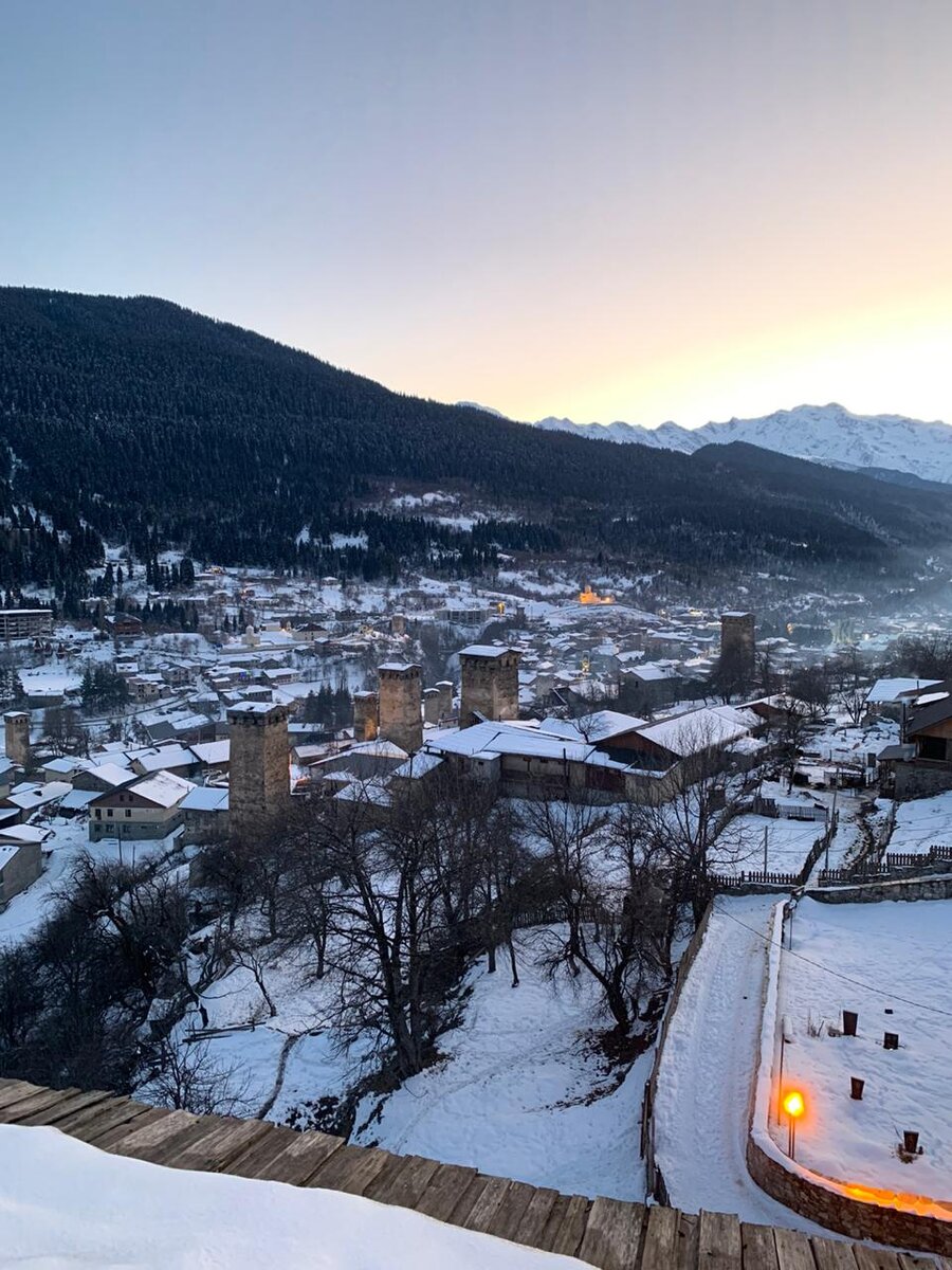 Вид с крыши Сванской башни на поселок Местиа