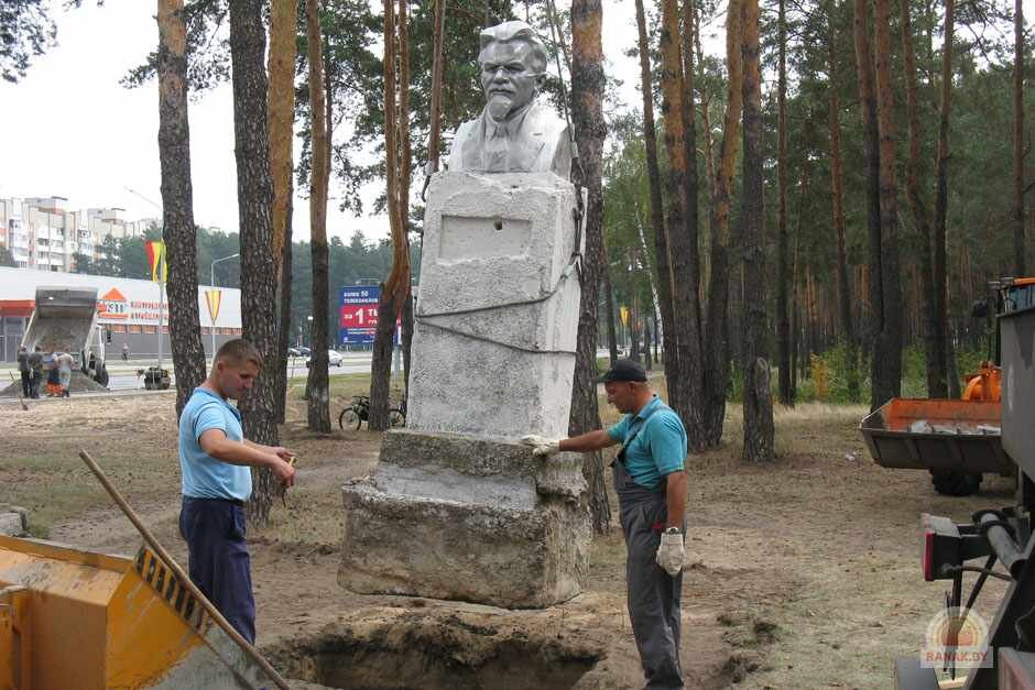 Усталяванне помніка Калініну 2016 год.