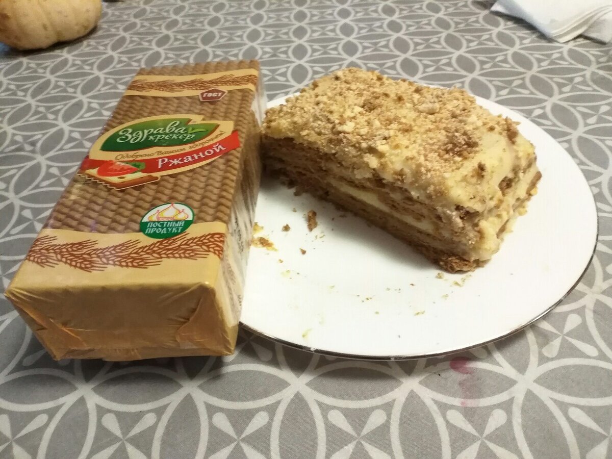 Слоеный  тортик из ржаного крекера и заварного крема 