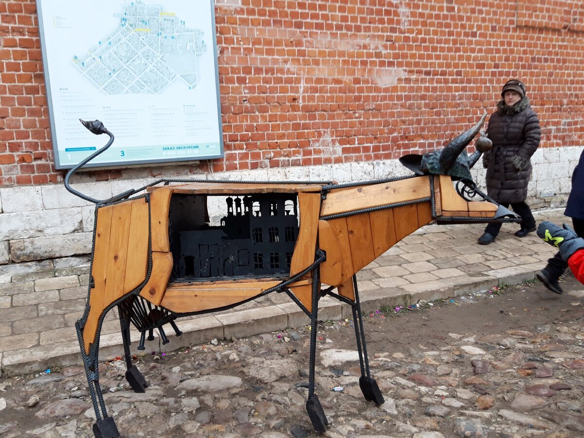 Инсталляция внутри ворот 