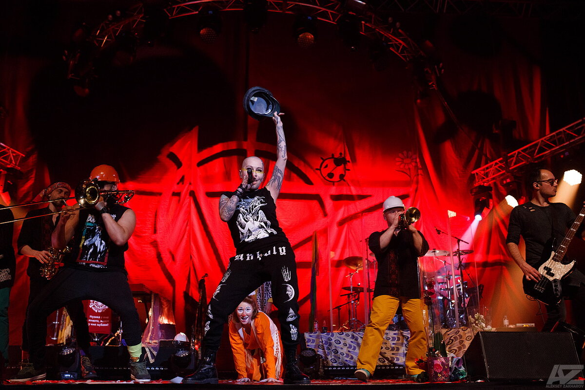 Наргиз Закирова и её команда (2019 г) 