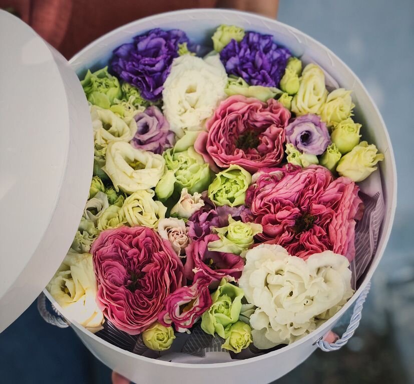 Варианты оформления цветов в коробке