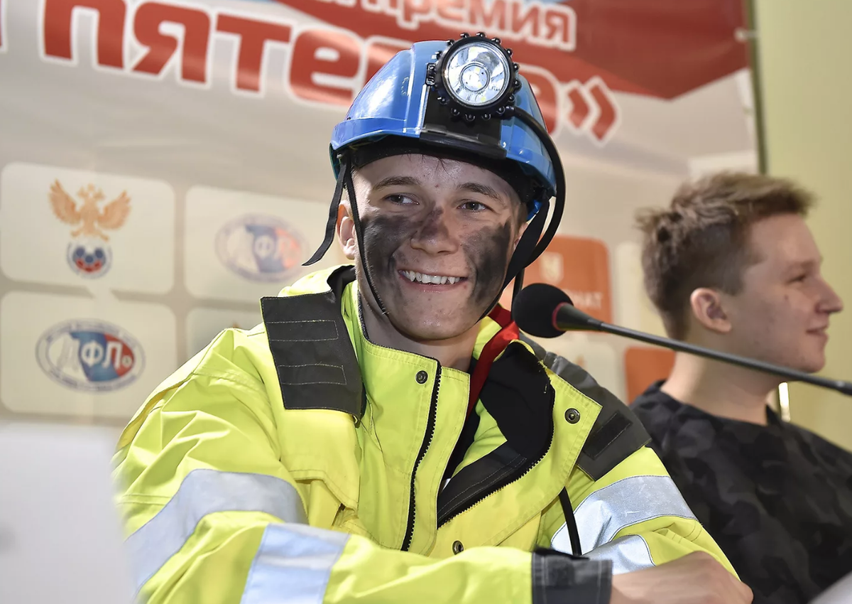 Александр Головин в образе шахтера на вручении премии "Первая пятерка" лучшему молодому футболисту. 2016 год. Фото dfl.org.ru 