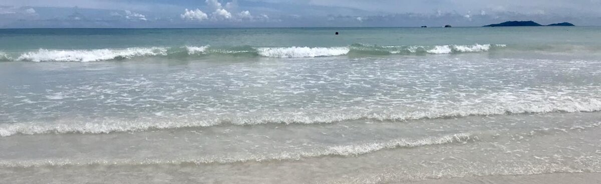 Особенно неудобно подходить к пологому берегу, где волны раскатываются сильнее