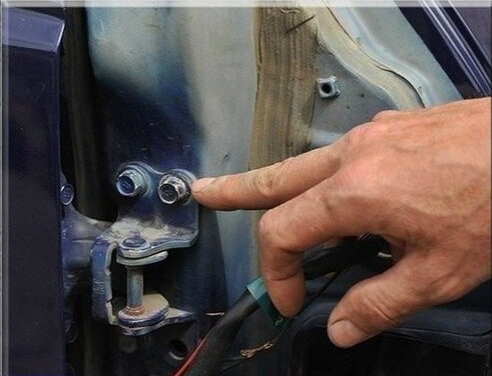 Следы инструмента на деталях крепежа, говорят о том , что производился демонтаж