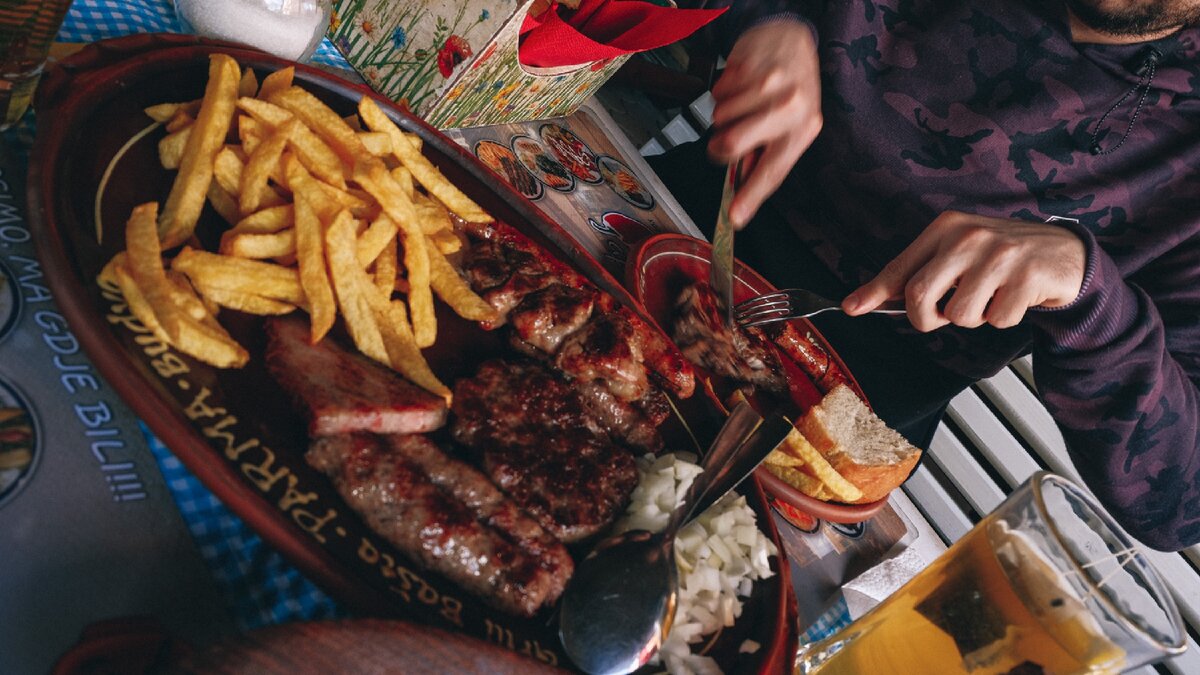 Mešano meso - ассорти из мяса в одном из ресторанов Будвы.