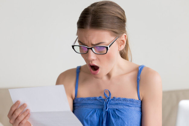 Источник фото: https://image.freepik.com/free-photo/woman-shocked-when-reading-letter-with-bad-news_1163-3866.jpg 