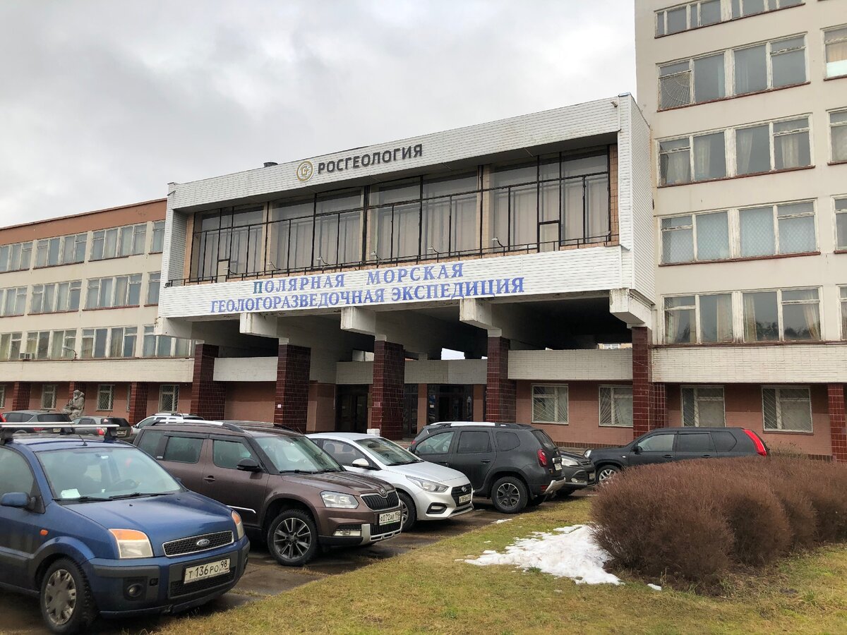 Здание НПО "Полярная морская геологоразведочная экспедиция" в городе Ломоносов. Фото сделано  жителями коттеджного поселка "Малиновые вечера".