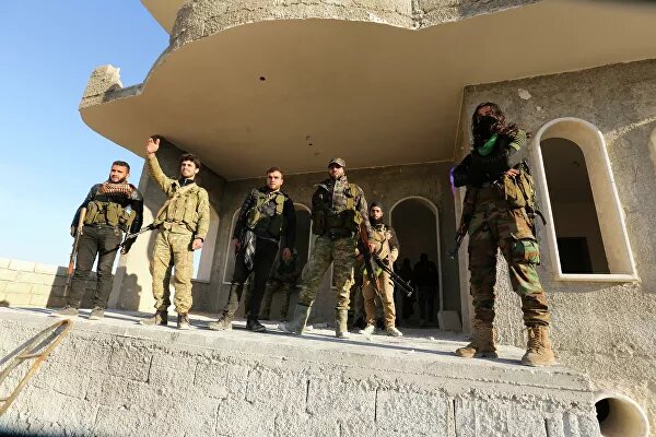 Поддерживаемые Турцией сирийские повстанцы в пригороде Саракиба в провинции Идлиб, Сирия. 27 февраля 2020