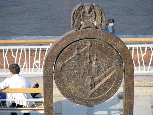 Памятник на берегу реки Тура в городе Тюмень.