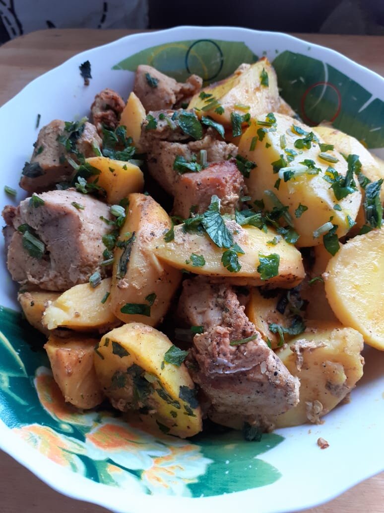Маринованное мясо с картошкой и запечённой в духовке!!!