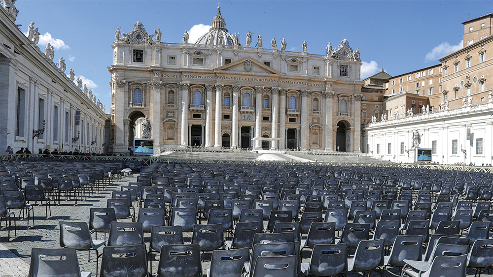 Папа Римский Франциск в прямом эфире транслирует свою еженедельную молитву Angelus из-за эпидемии коронавируса, которая заблокировала Ватикан, а также Италию.