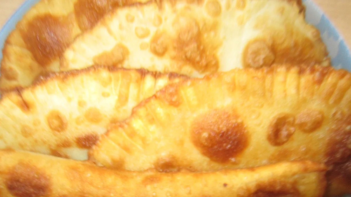 На фото Чебуреки на заварном тесте