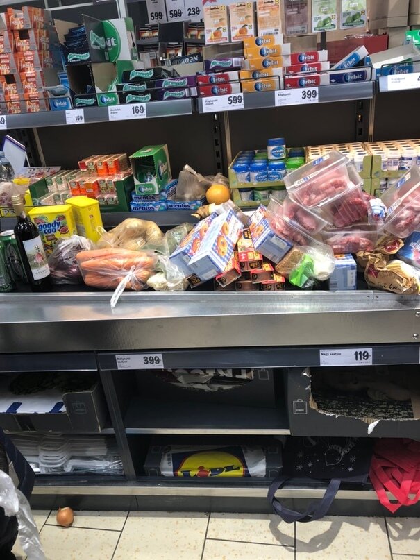 В магазинах людей больше, чем на улице