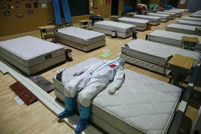 Доктор Цзян Вэнюан отдыхает после того как последний пациент покинул госпиталь. Ухань, Китай