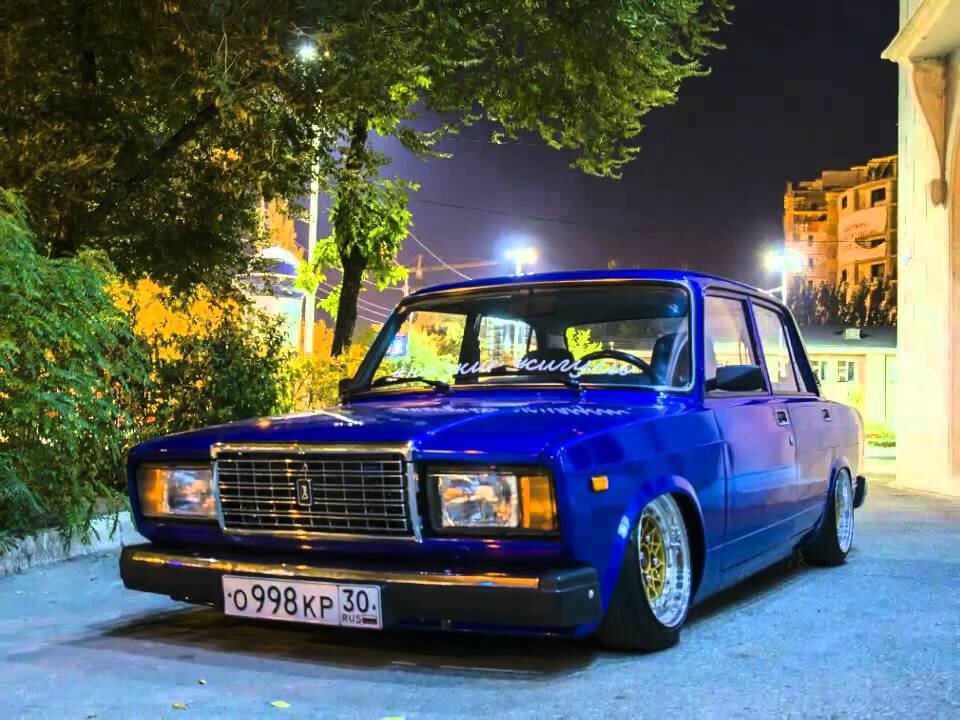 LADA 2107 (ВАЗ-2107 «Жигули») — советский и российский заднеприводный автомобиль II группы малого класса с кузовом типа седан, одна из последних моделей «классики», выпускавшаяся на ОАО «Волжский автомобильный завод/АвтоВАЗ» с марта 1982 года по 17 апреля 2012 года[2].