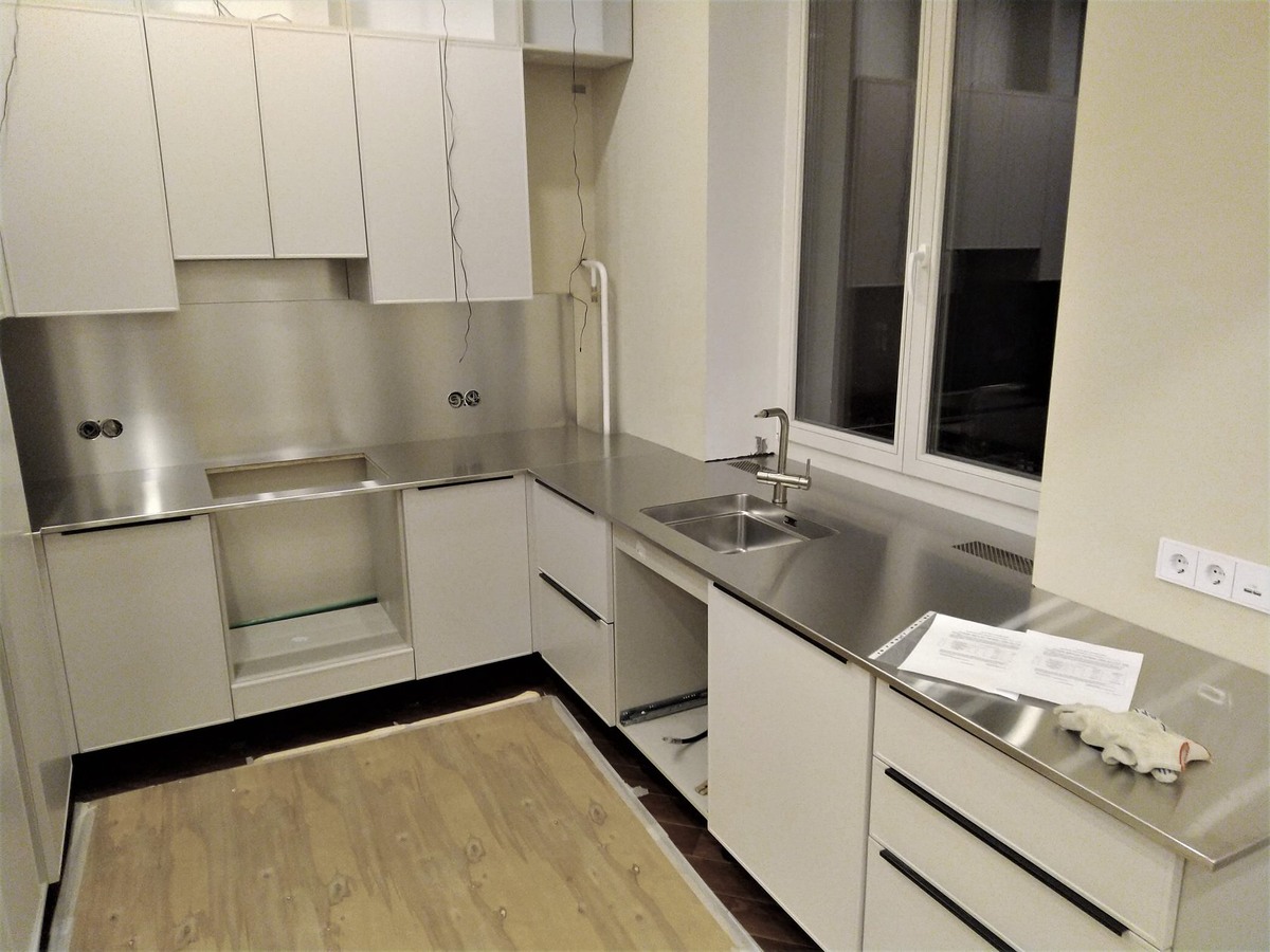 Примеры оформления кухонных островов и столешниц из нержавеющей стали