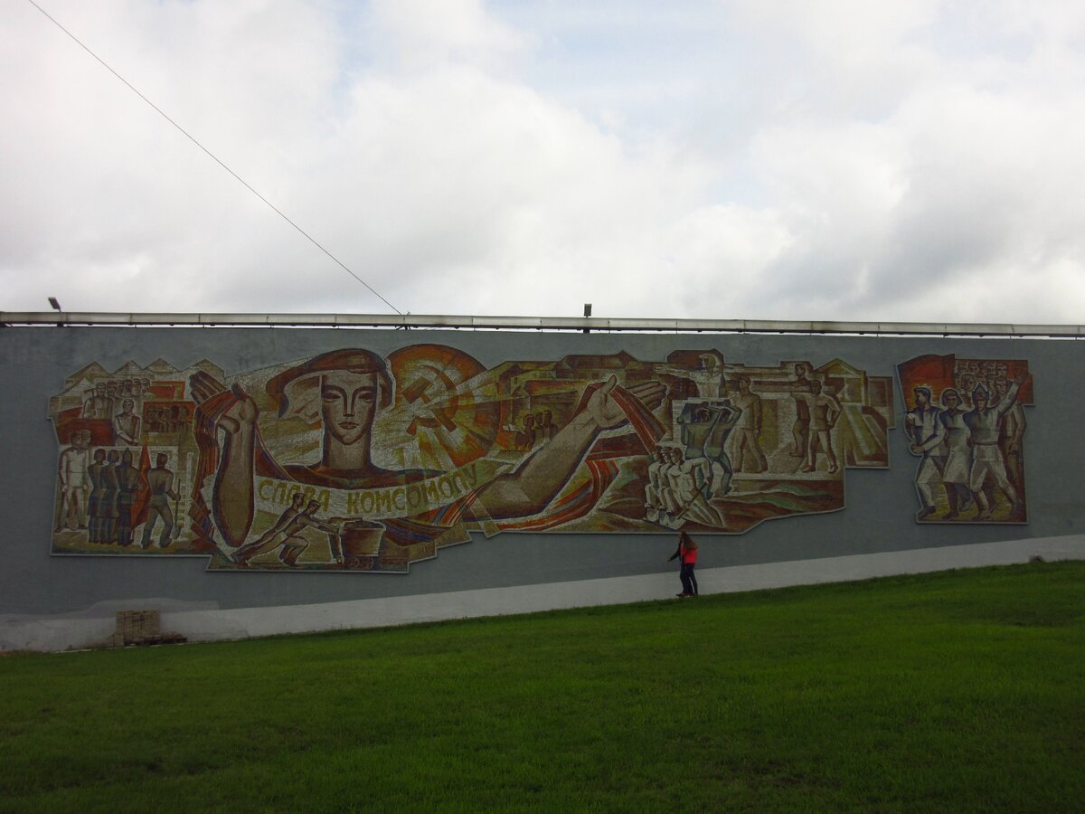 советские мозаики на стенах. монументальная живопись смальта ленин. работников театра с днем театра. культурный пласт. обложка управления культуры.