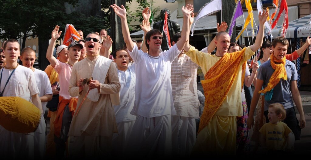 Кришнаиты на своём религиозном шествии