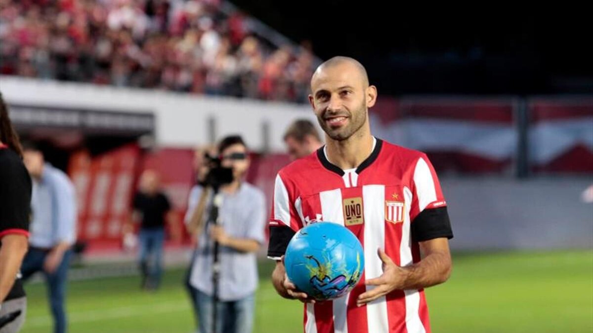 Маскерано приветствует болельщиков "Эстудиантеса" после своего трансфера.