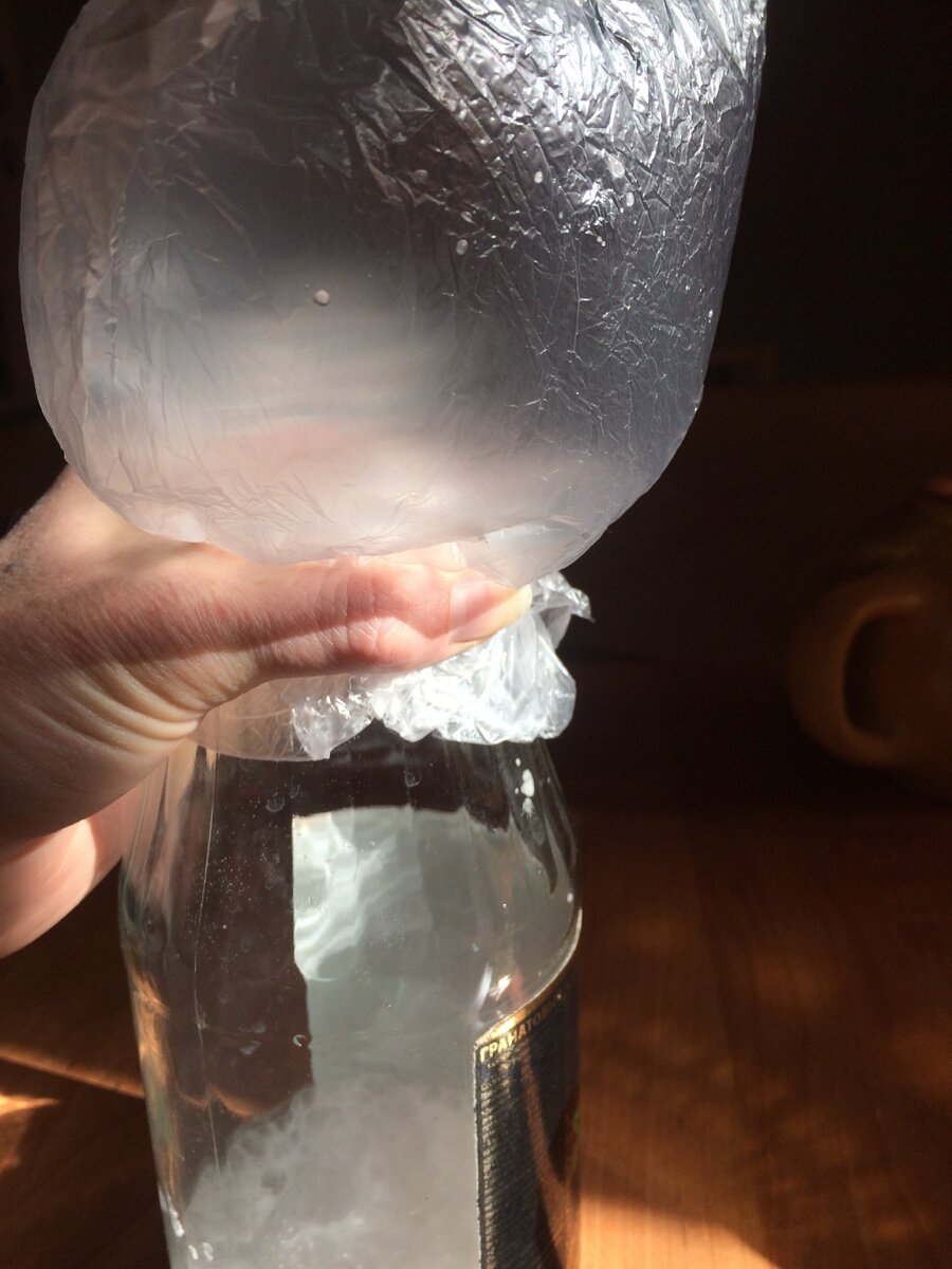 Сода + уксусная кислота надувает пакет. Опыт для детей