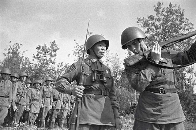 Снайпер Семён Номоконов слева. Фото в  свободном доступе.