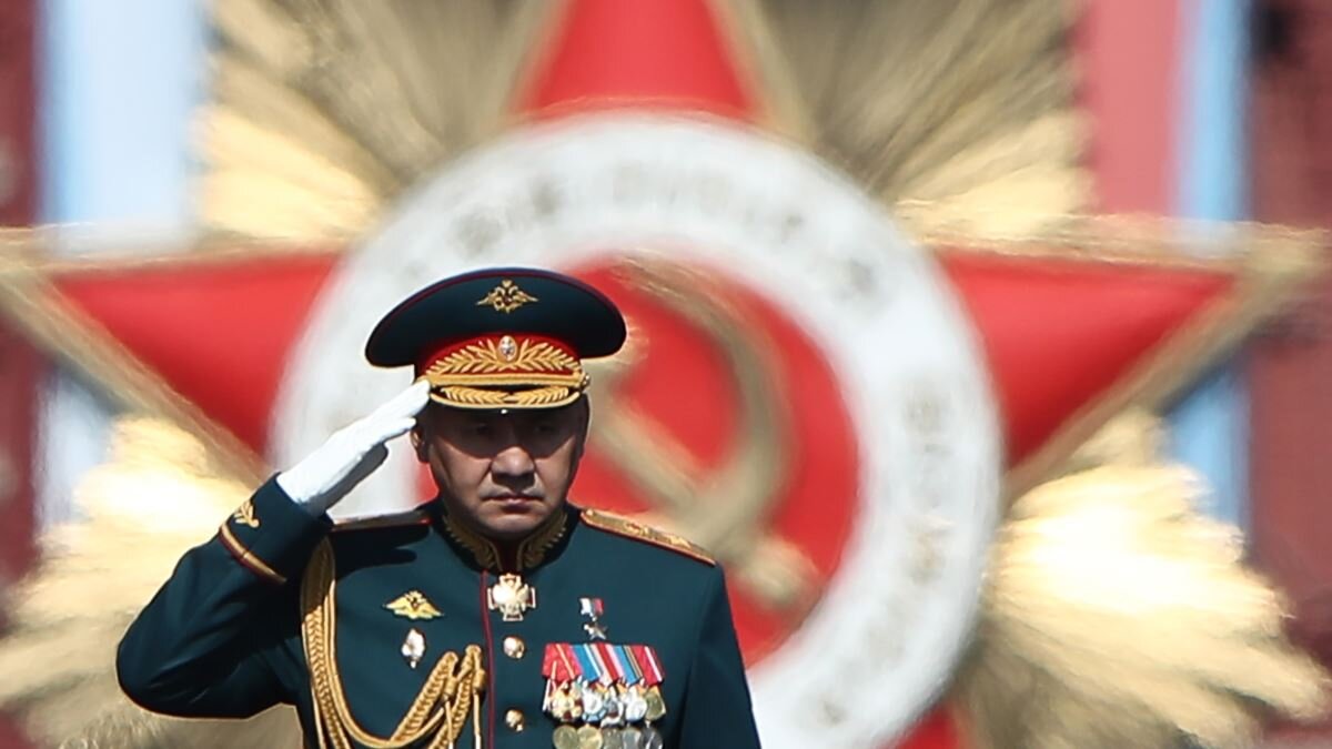 Его грудь украшает медаль "За участие в переписи населения"