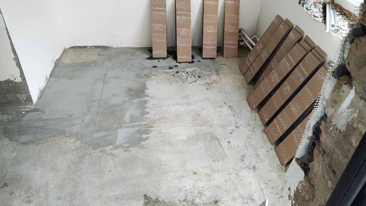 Видна ещё влага на полу с плитки