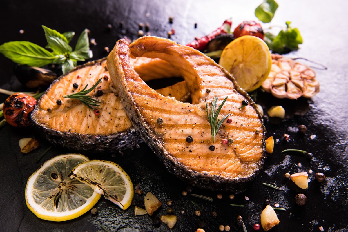Идеальным блюдом для любителей рыбы станут стейки семги в духовке, рецепты из них довольно простые и не требуют длительной температурной обработки.