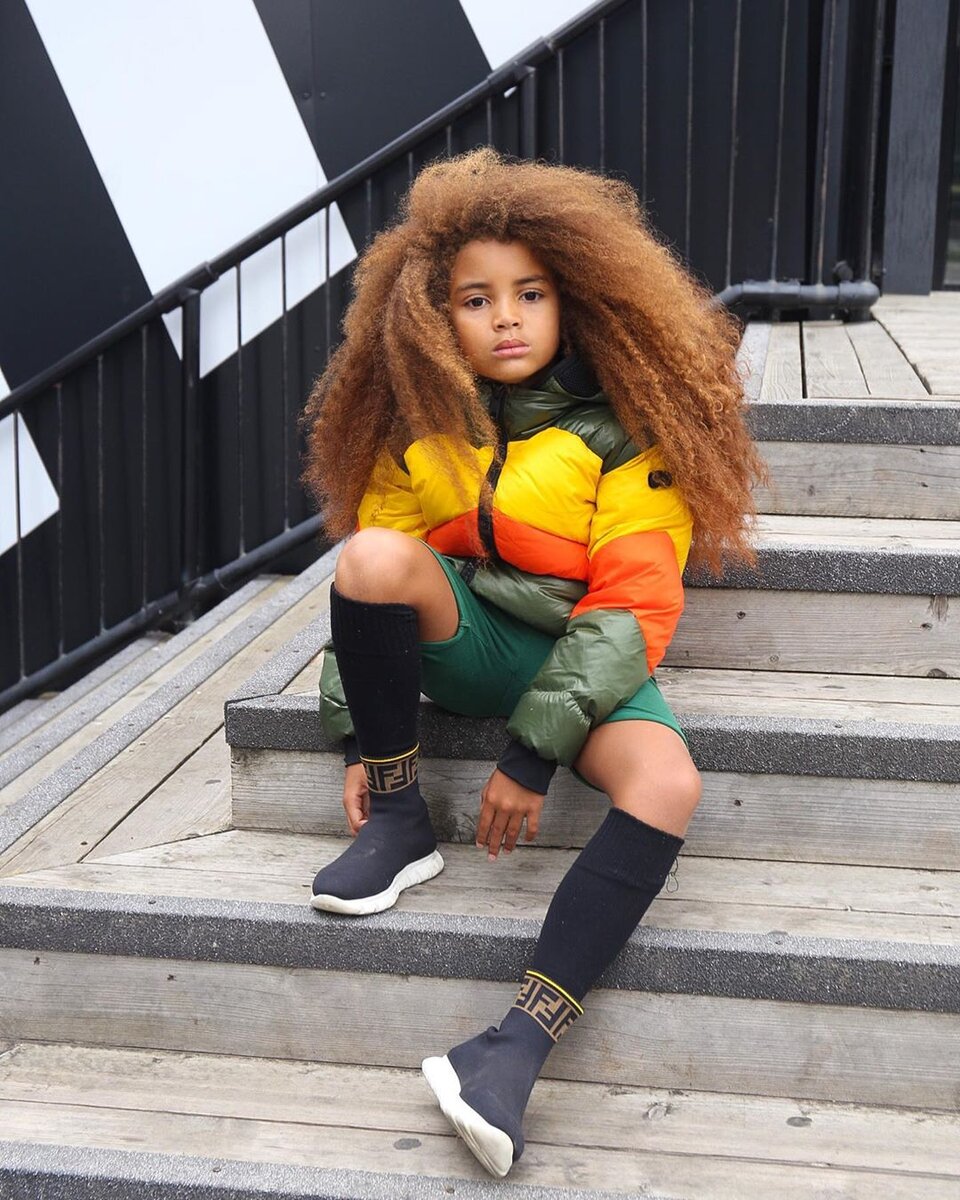 Мальчик фотомодель с длинными волосами