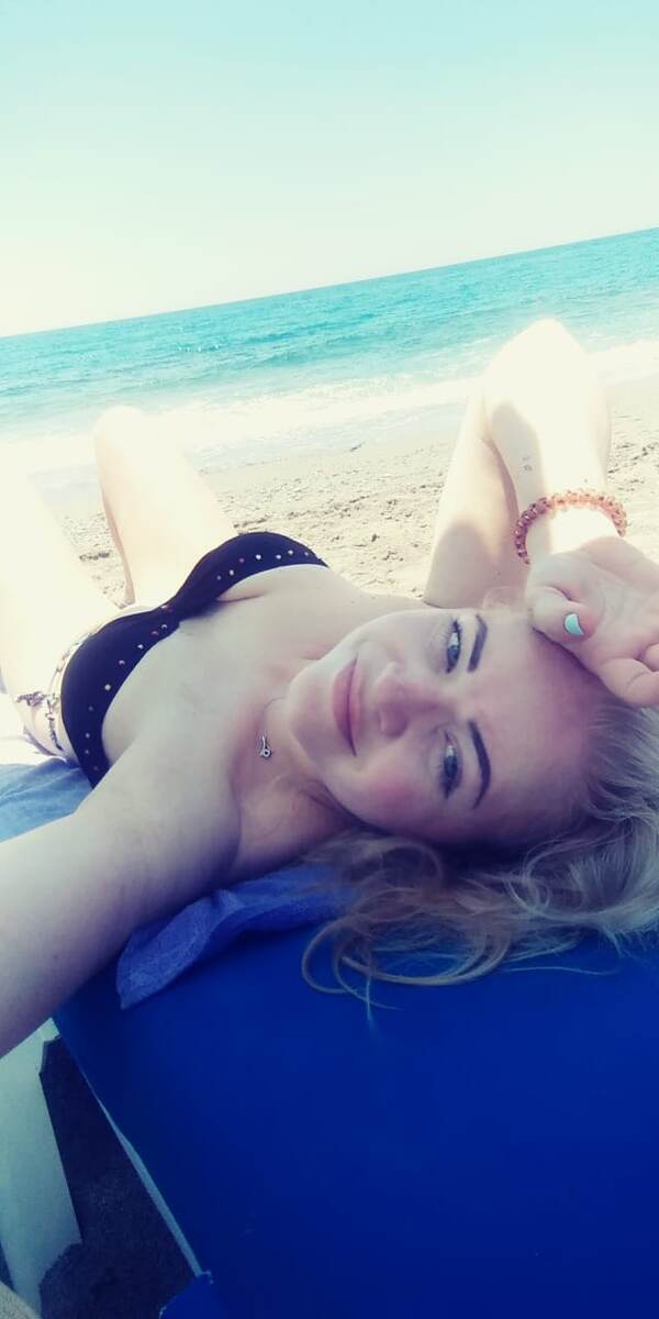 Даша на пляже