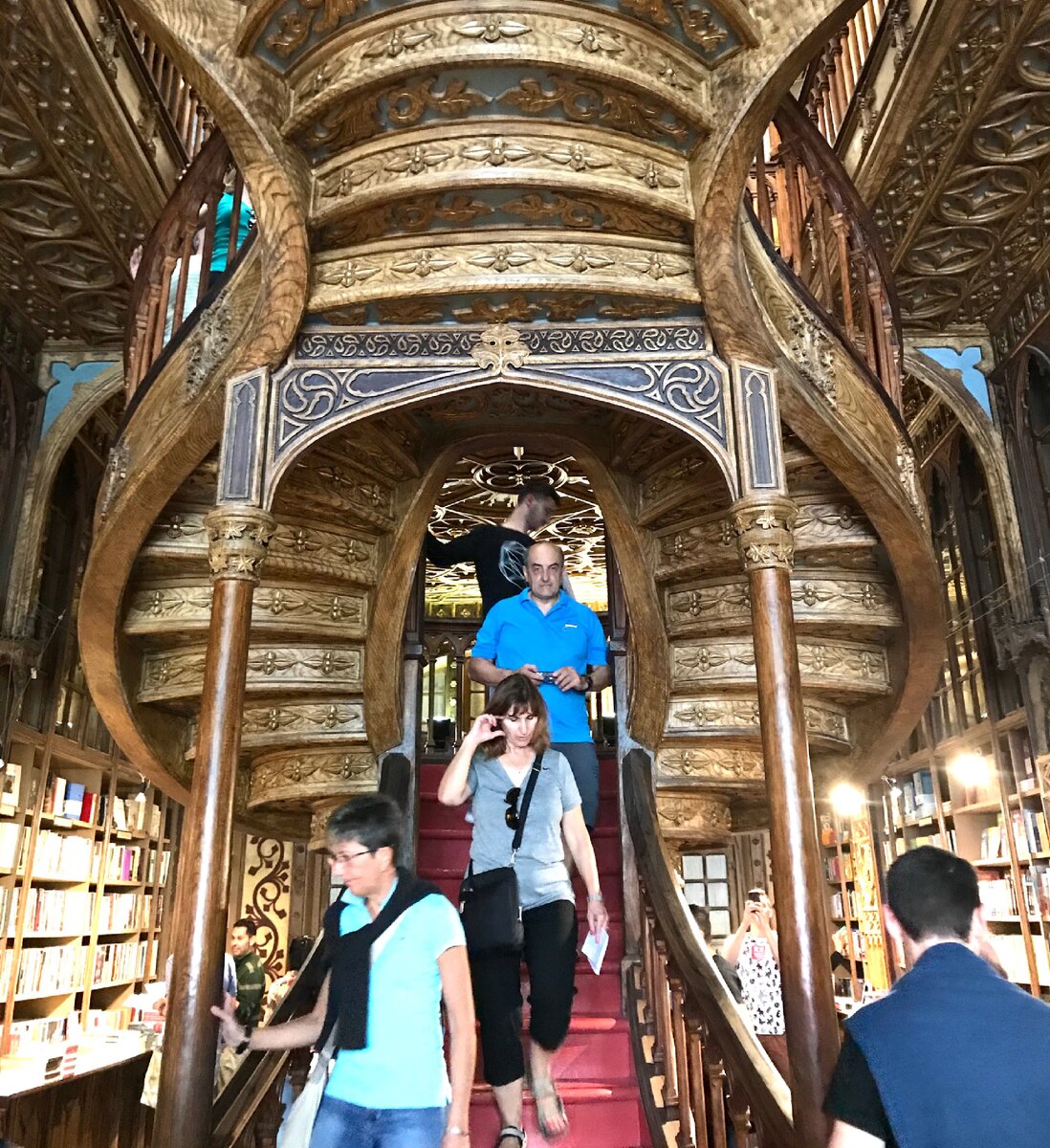 Я стояла минут 10, прежде чем плюнула и сфоткала лестницу с непрерывным потоком людей:)