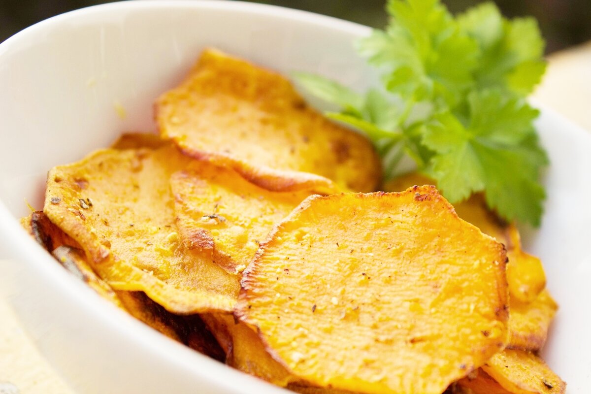 Для сохранения чипсов хрустящими и свежими, их нужно хранить в герметично закрытых пластиковых пакетах, которые размещаются в прохладном месте.