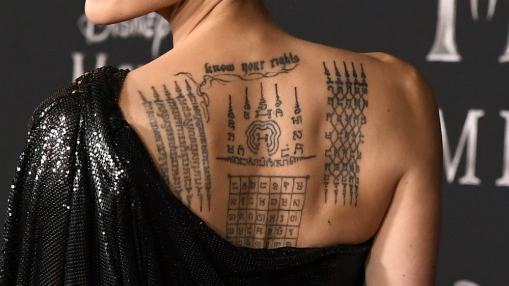 Татуировки на теле Анджелины Джоли (знаменитой актрисы) рассказываю, что они обозначают