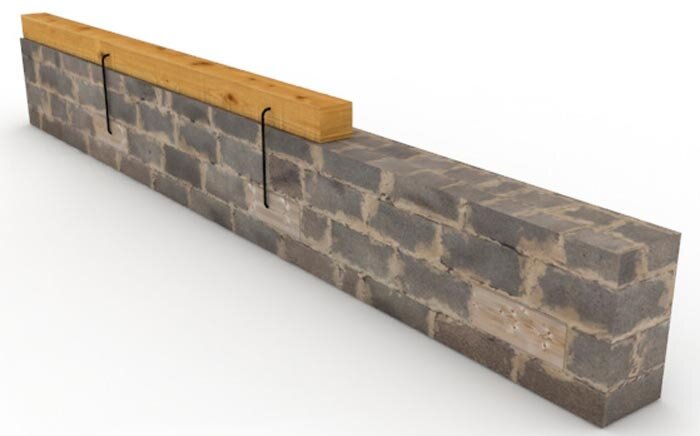 Крепление мауэрлата на скобы. В кладке стены предусматриваются антисептированные деревянные бруски с шагом 1-1,5 м