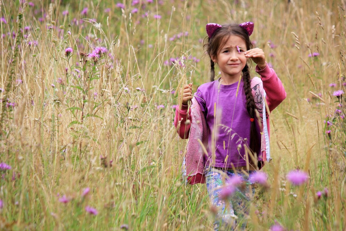 А вы умеете наблюдать за миром?
Если нет, то Осень самое подходящее время для того чтобы научиться. Впитывать в себя как в губку разнообразие цвета, его оттенки, формы, линии, изгибы. Вдыхая и различные запахи. Прислушиваясь к собственным шагам, к малейшему шороху. Получать послания от осеннего ветра. Вокруг разбросанно, столько поразительных историй . Их нужно только выудить из пространства. Как рыбак. Наблюдать за ровной гладью воды и вдруг выдернуть из речки прекрасную Золотую рыбку. Некоторые истории на виду, на поверхности, но самые вкусные прячутся и их стоит поискать. Бывает, что пространство подкидывает нам интересную загадку. А иногда просто дарит подарок в виде волшебной встречи, знакомства или тайного, только нам одним понятного, знака. И тогда ты с удивлением понимаешь, что Мир говорит с тобой. Со всеми нами! При чем постоянно. Надо просто наблюдать и тогда ты начинаешь его слышать. И вот ты  уже идёшь просто так на прогулку, не в магазин или по делам. Ни с какой либо целью. А ради этих историй. Ради разговора с Ним. Прозрачный холодный воздух, запах упавшей листвы и  лёгкий шелест под ногами. И только одним вам понятный разговор. Главное научиться наблюдать! :) 