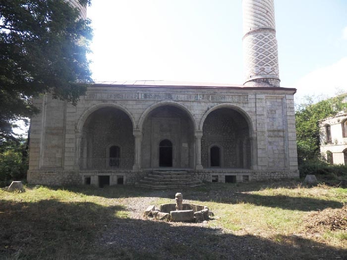 Персидская мечеть в Карабахе. Заброшенная, но не разрушенная. Как символ того, что когда-то на этой территории жили в мире самые разные народы. Может быть кода-то это время наступит снова? 