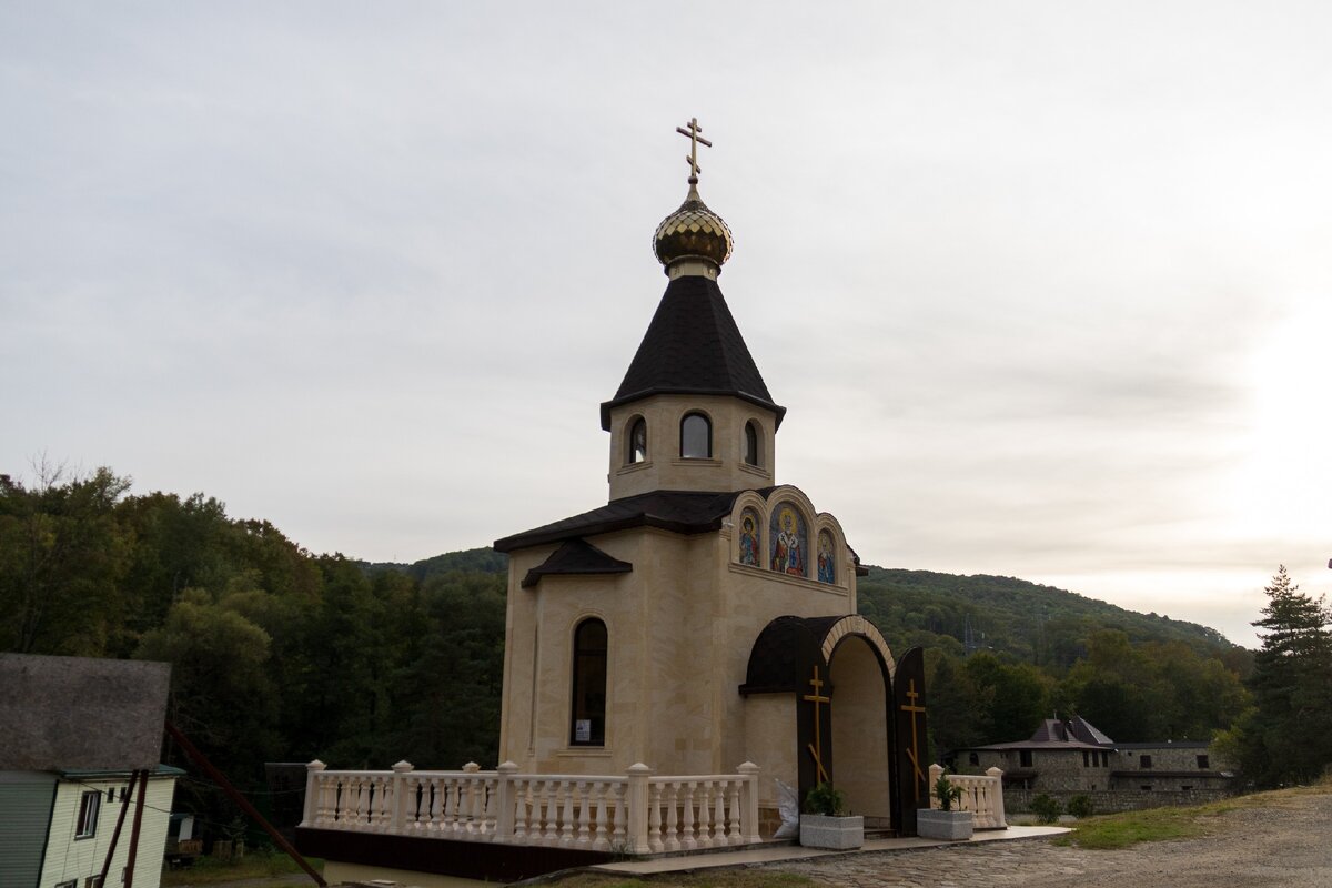 Часовня на повороте с трассы Дон в Фанагорийское. Фото автора