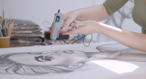 Клеевой пистолет Dremel в руках у Becky Smith