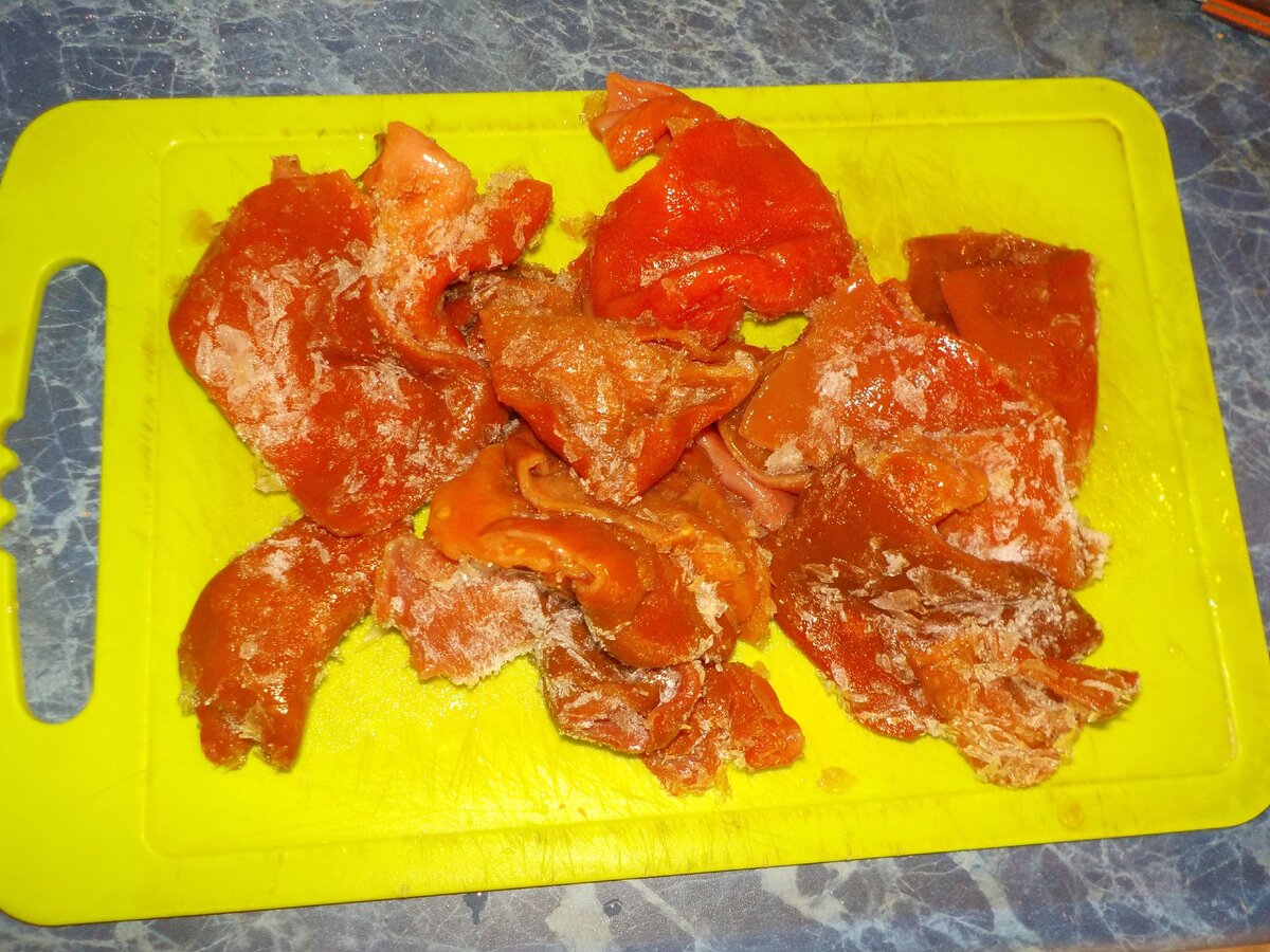 Вытащенные из морозилки червяки