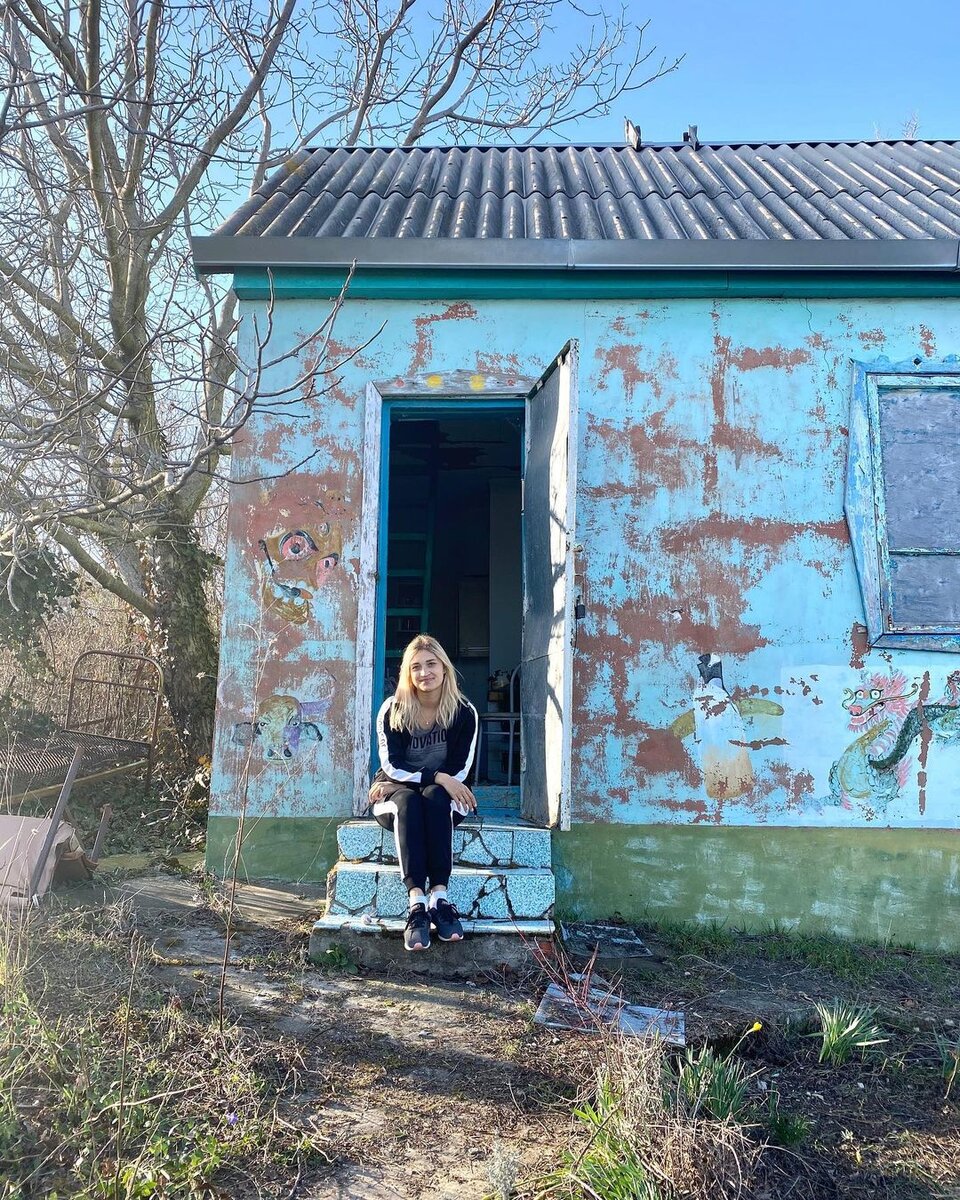 На крылечке у домика.