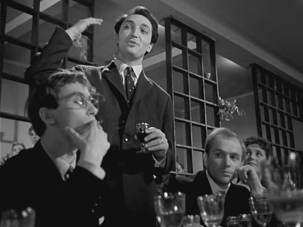 Он воодушевленно произносил тост - с мечтой о далеких полетах.