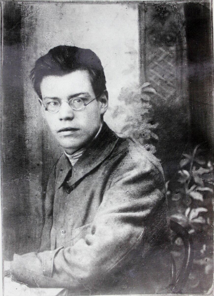 Исаковский в юности
